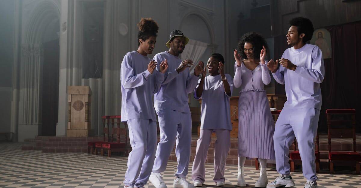 découvrez l'univers vibrant de la musique gospel, un genre qui élève l'âme et inspire par ses mélodies puissantes et ses paroles spirituelles. plongez dans l'harmonie des voix et l'émotion des chants qui célèbrent la foi et l'espoir.